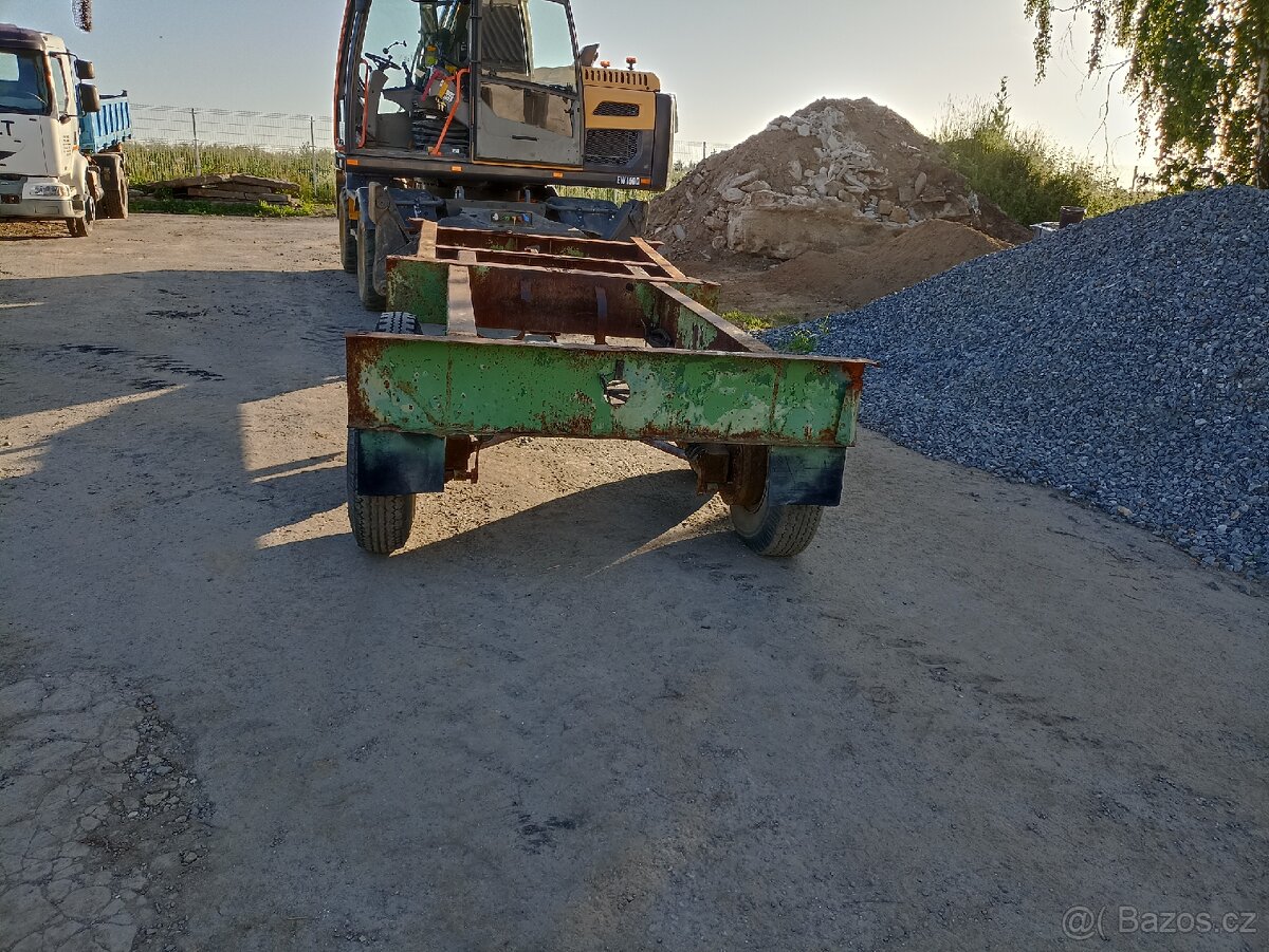 Podvozek s tandemovou nápravou z rozmetacího vozu. - 2