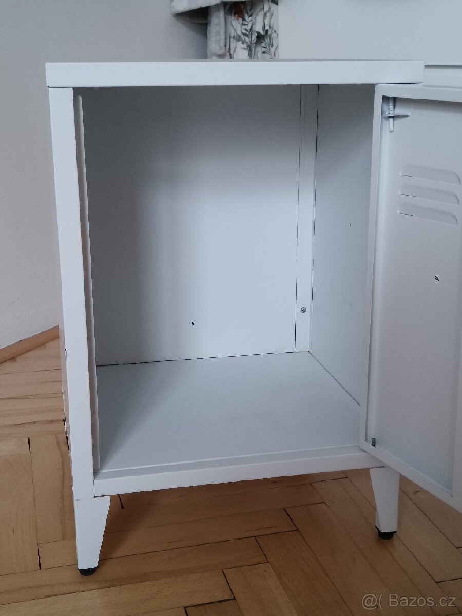 Plechová bílá skřínka - 2