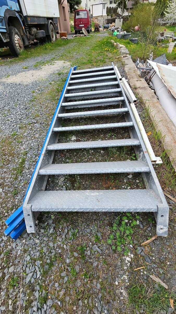 Prodám kovové schody - 2
