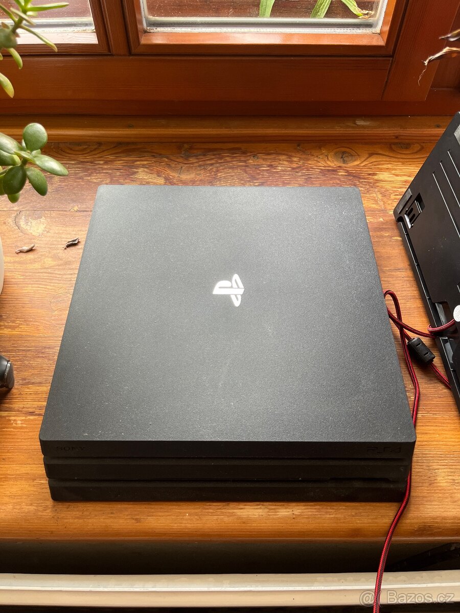 Prodám PS4 Pro CUH-7216B - 2