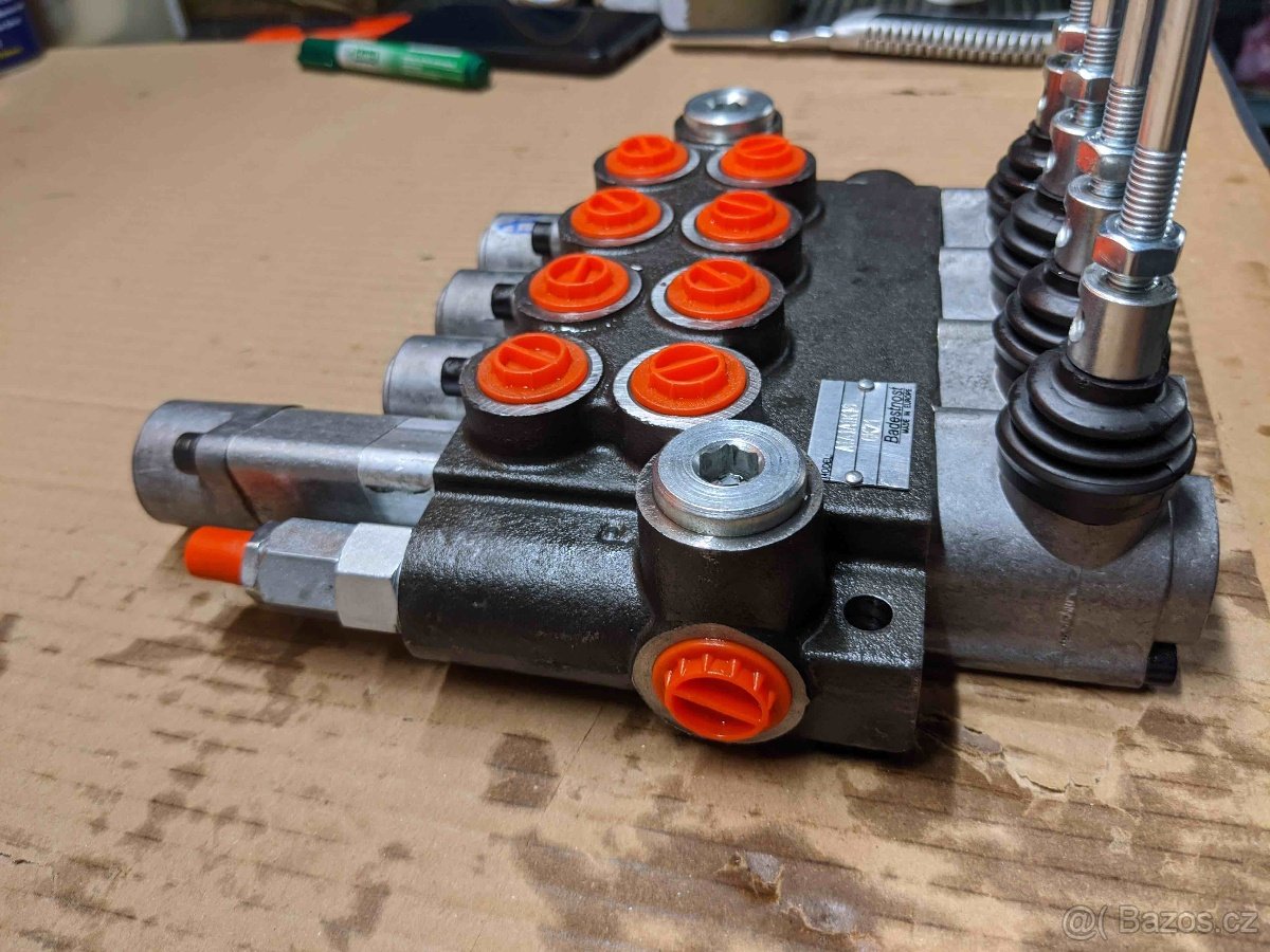 Hydraulický čtýřísekční rozvaděč Badeshtnost - 2