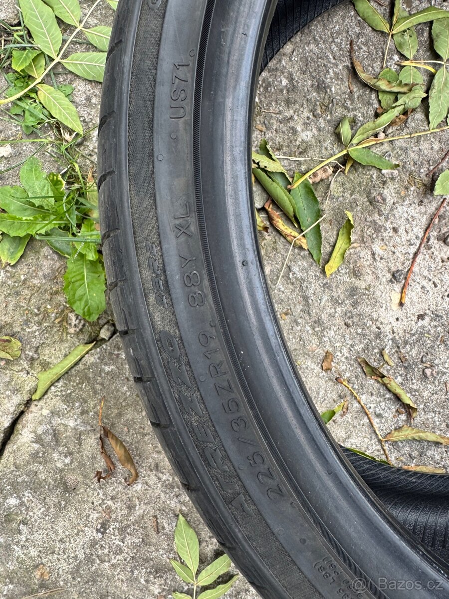 Pneu 225/35 R19 - 2