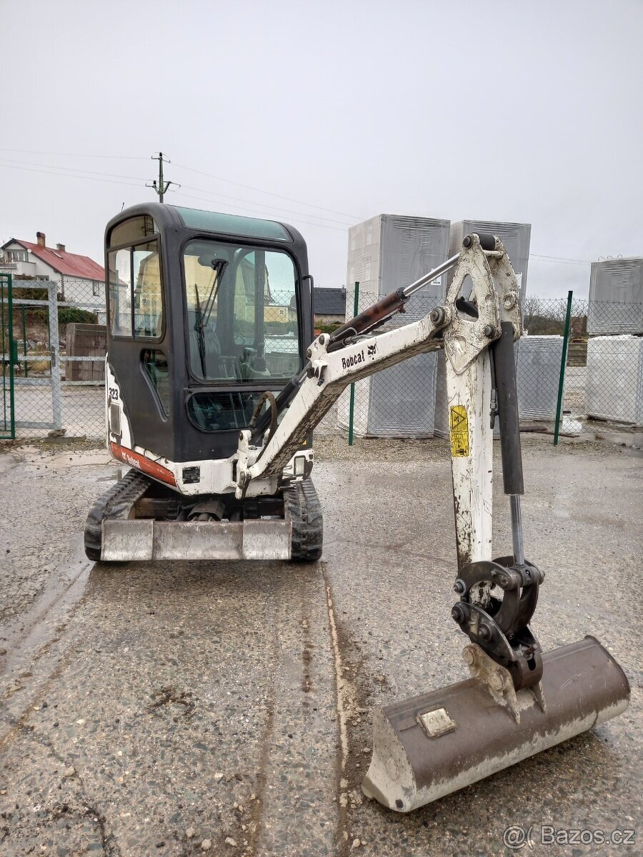 Prodám minibar BOBCAT 323 XJ - 2