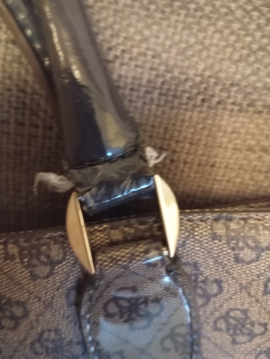 Větší kabelka Guess - 2