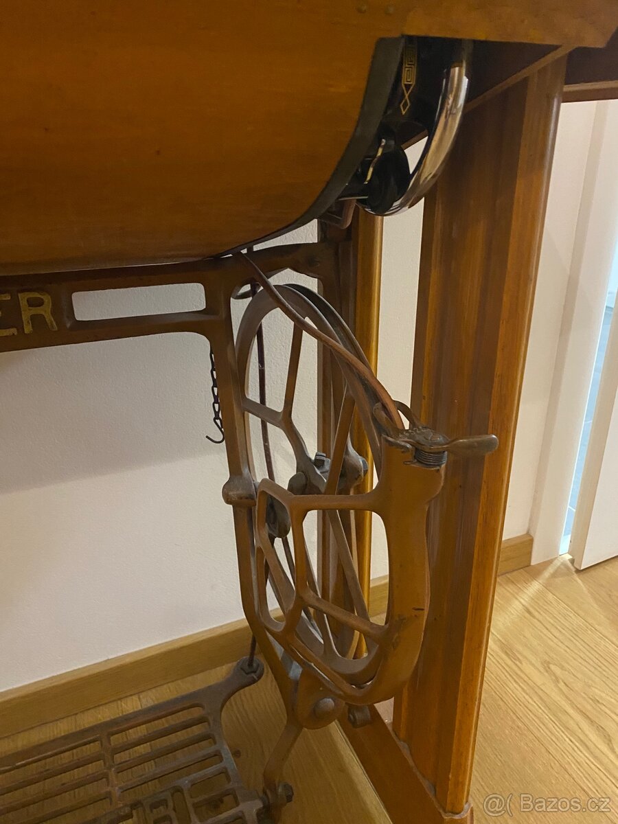 Starý šicí stroj Singer - 2