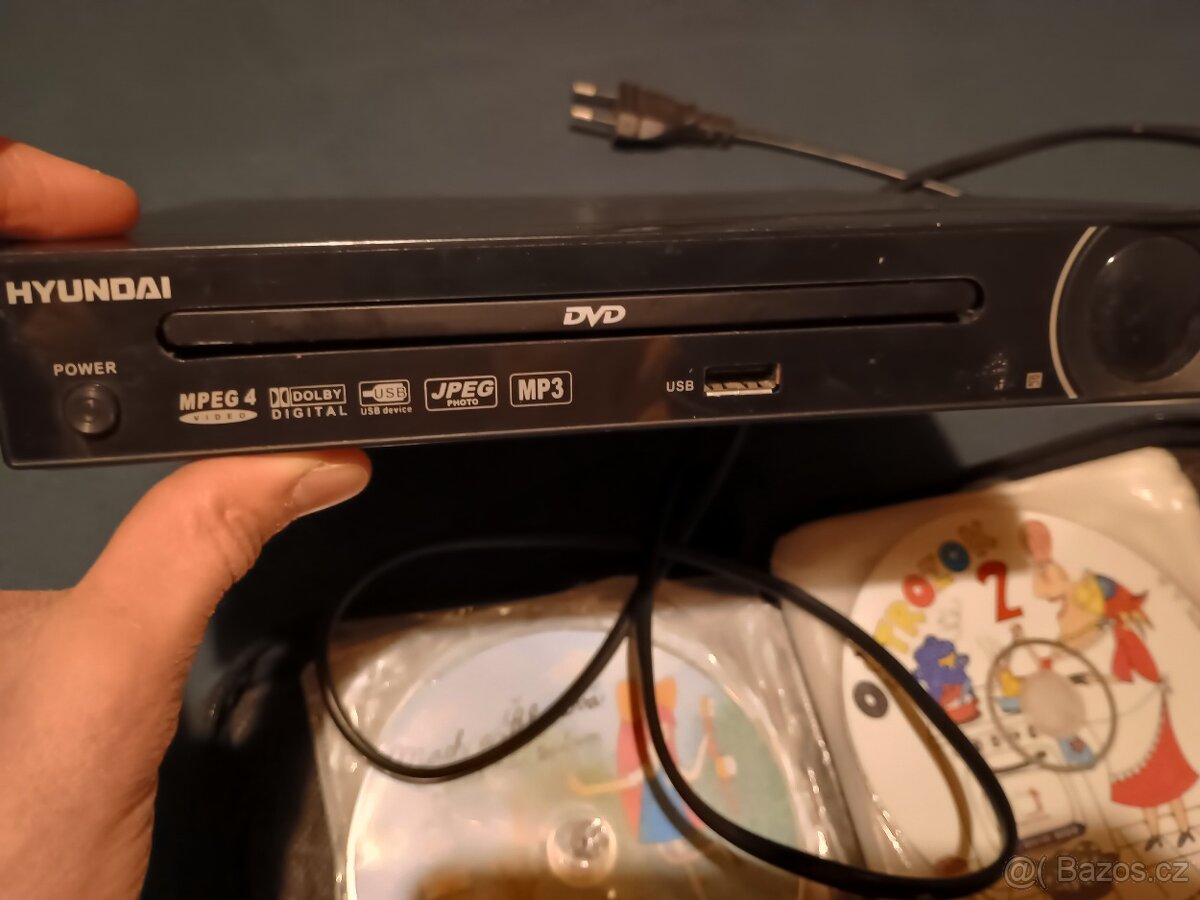 DVD přehrávač a hromada pohádek pro deti - 2