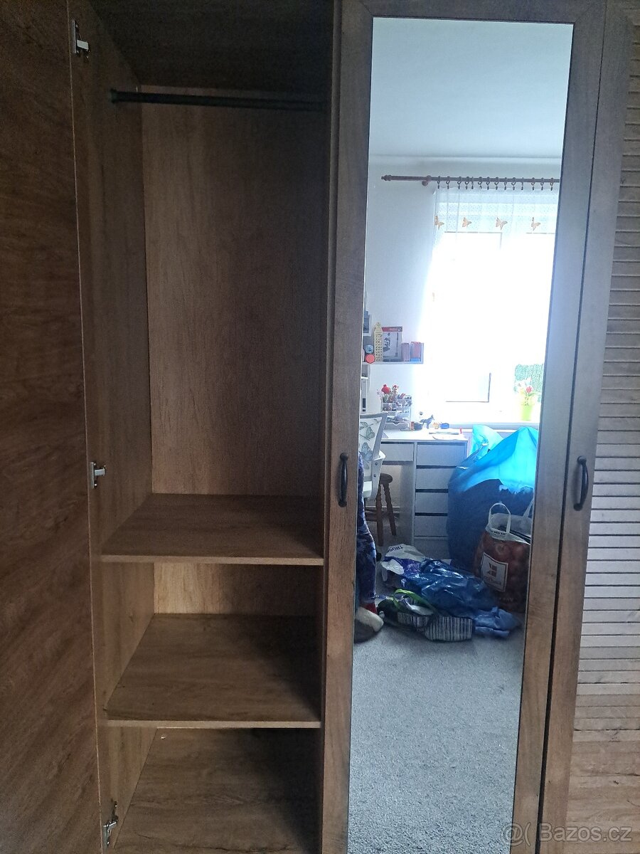 Šatní skříň - 2