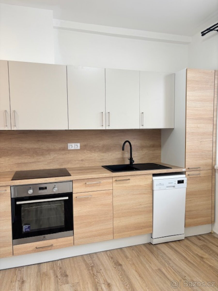 Pronájem bytu 2+1, Benešovo náměstí, Pardubice, 17.000 Kč/m - 2