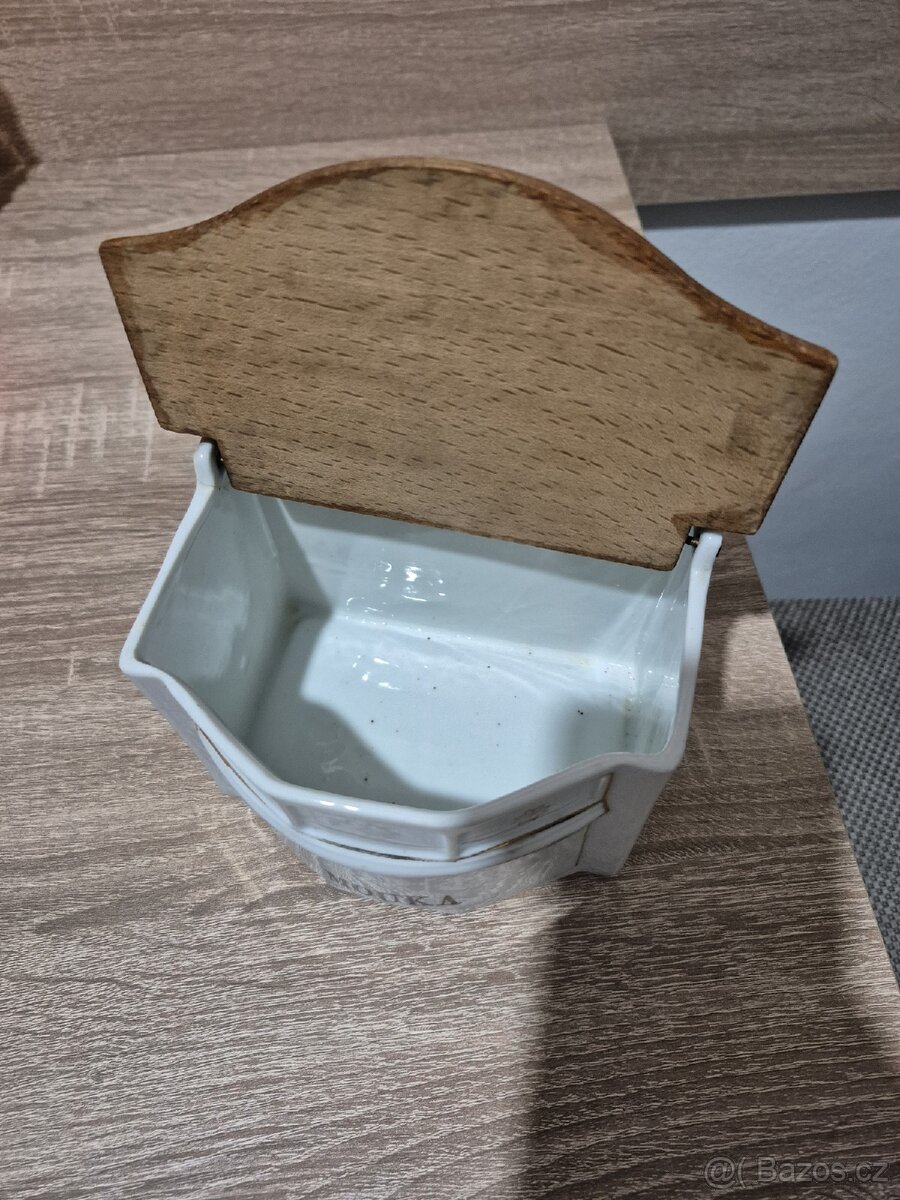 Stará nádoba na mouku - 2