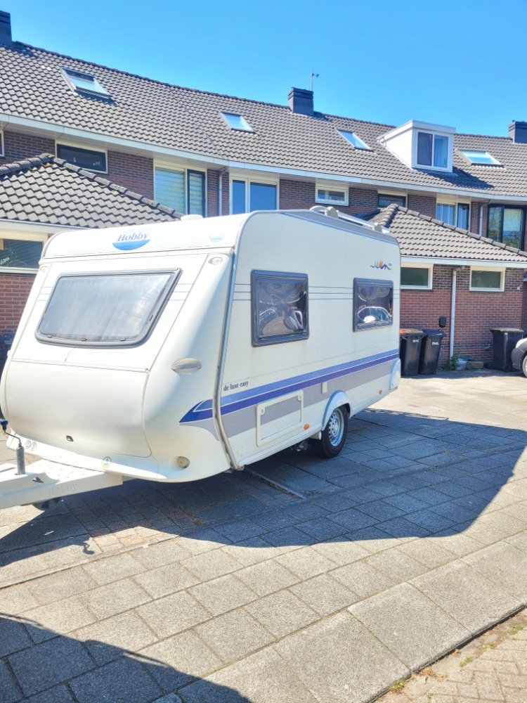 Obytný přívěs-karavan Hobby 400 deluxe Easy s pojezdem. - 2