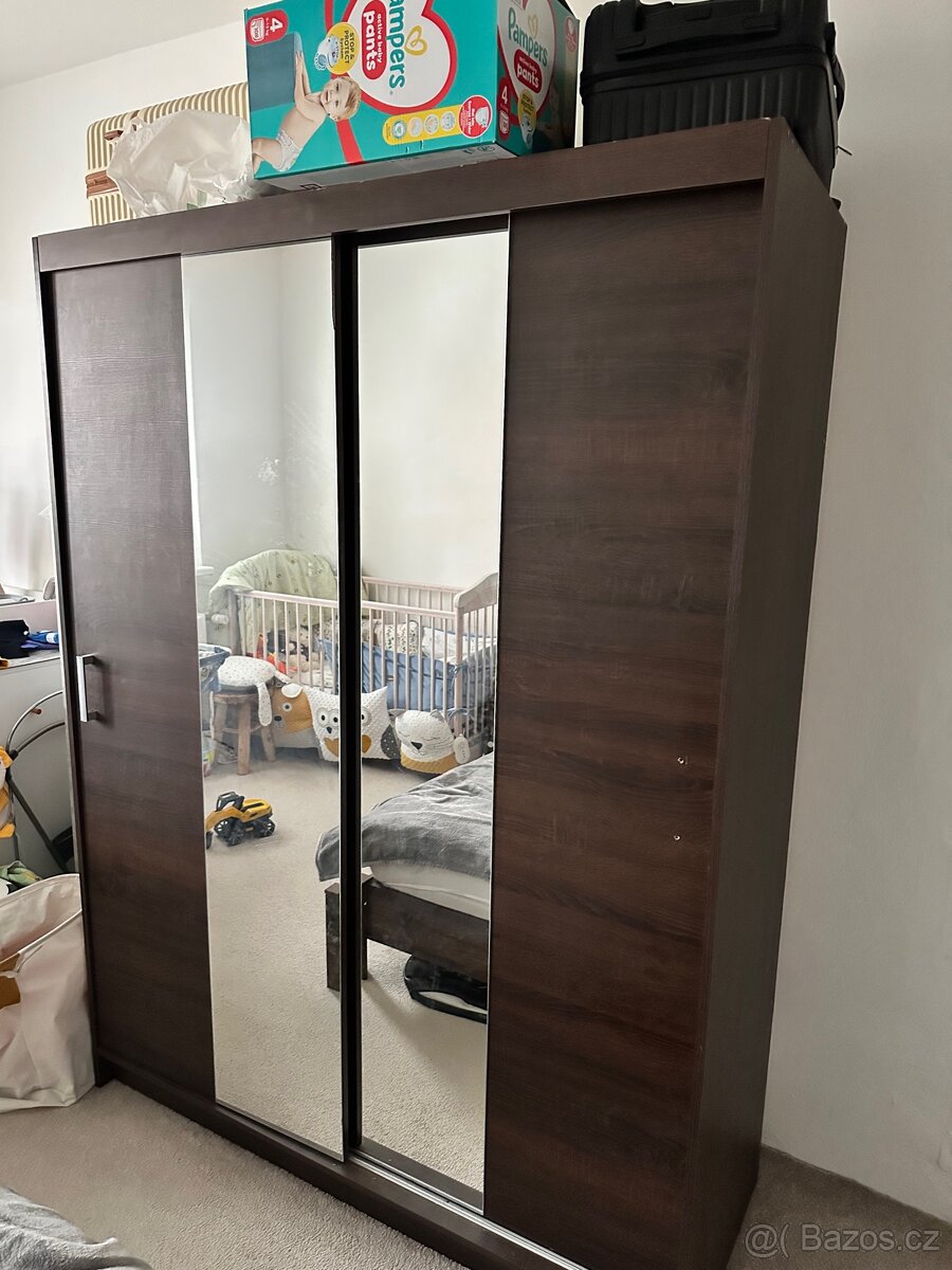 Rezervace Postel, šatní skříň, 2x stolek - 2