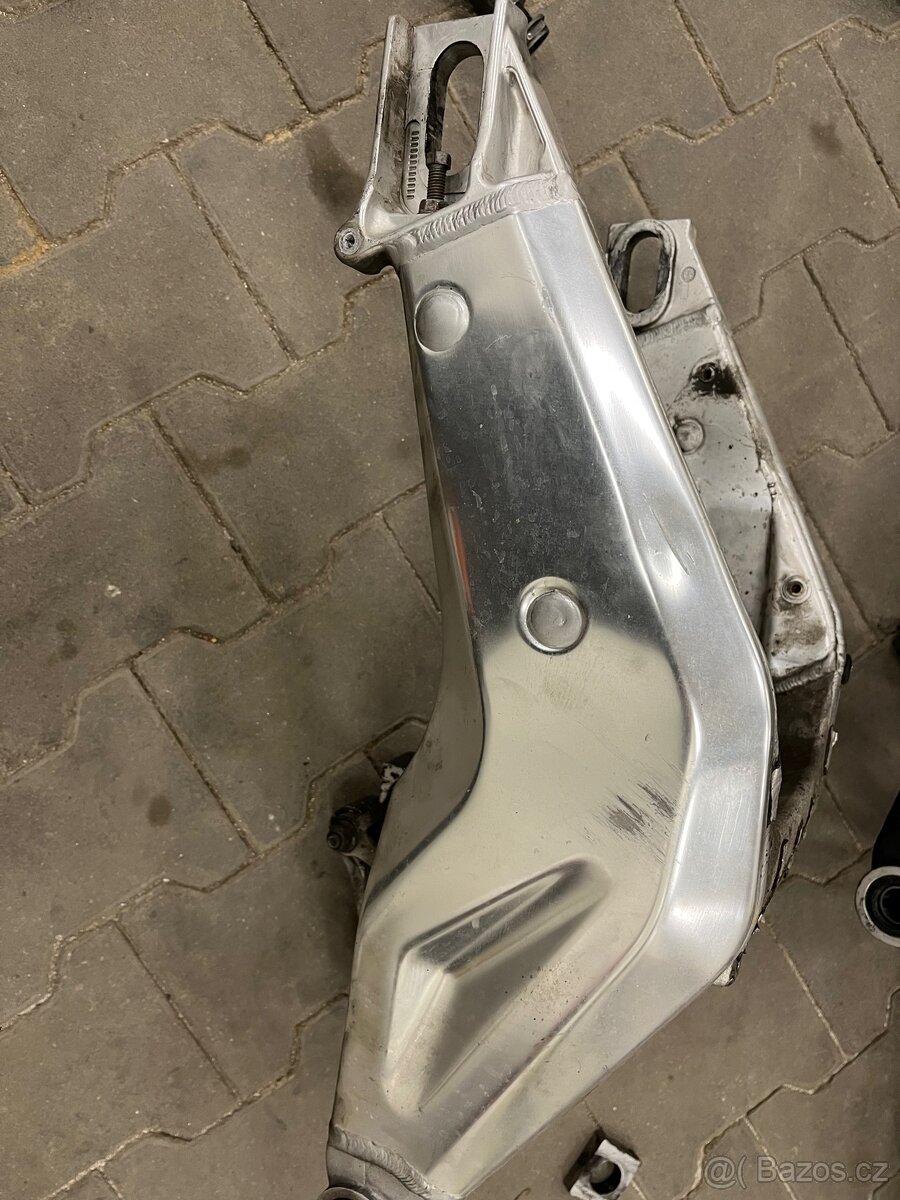 Aprilia rsv 1000r náhradní díly, carbony atd - 2