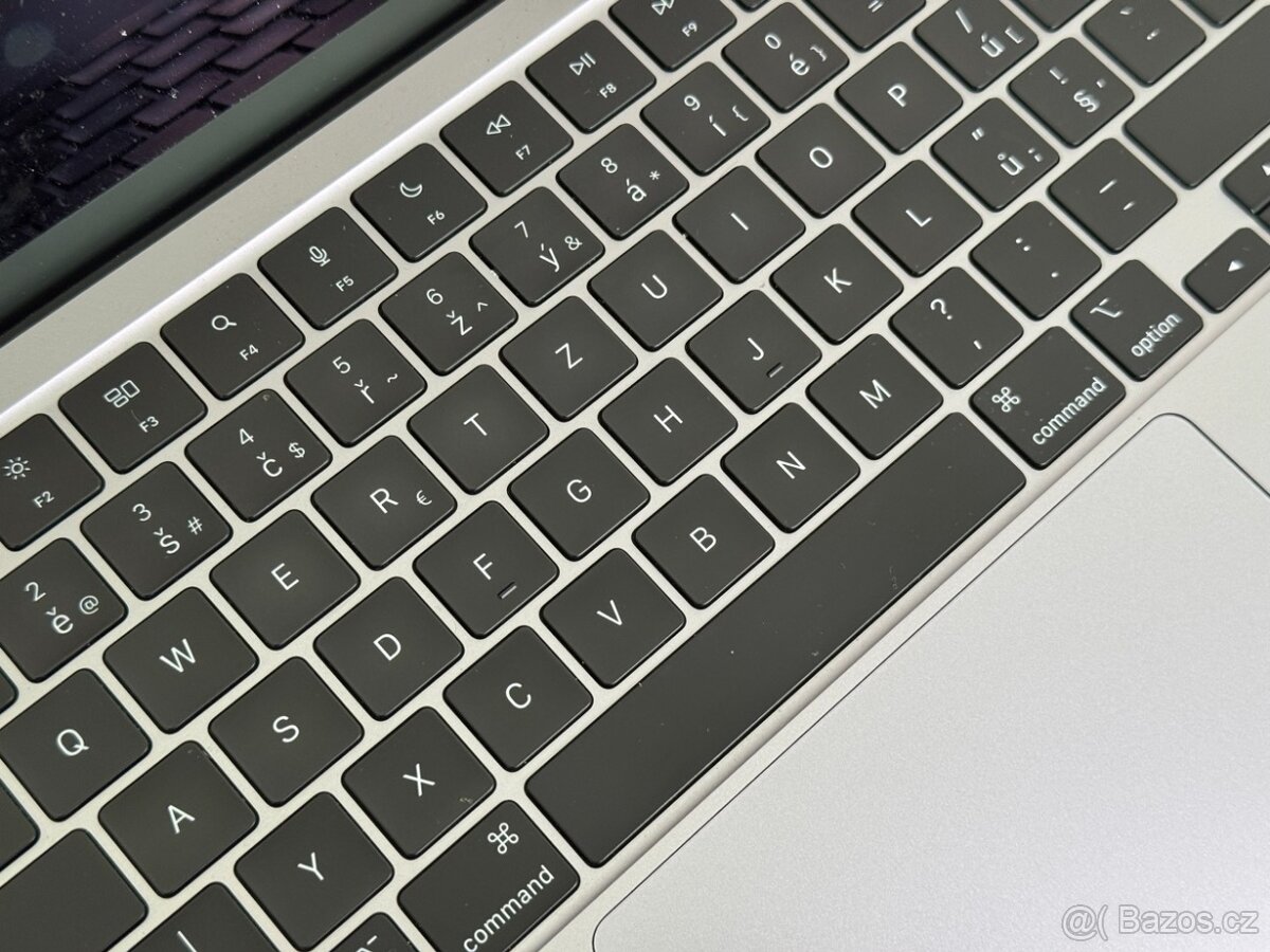 Apple MacBook Air M2 / 8GB / 512GB / Space Grey - pruhy LCD - 2