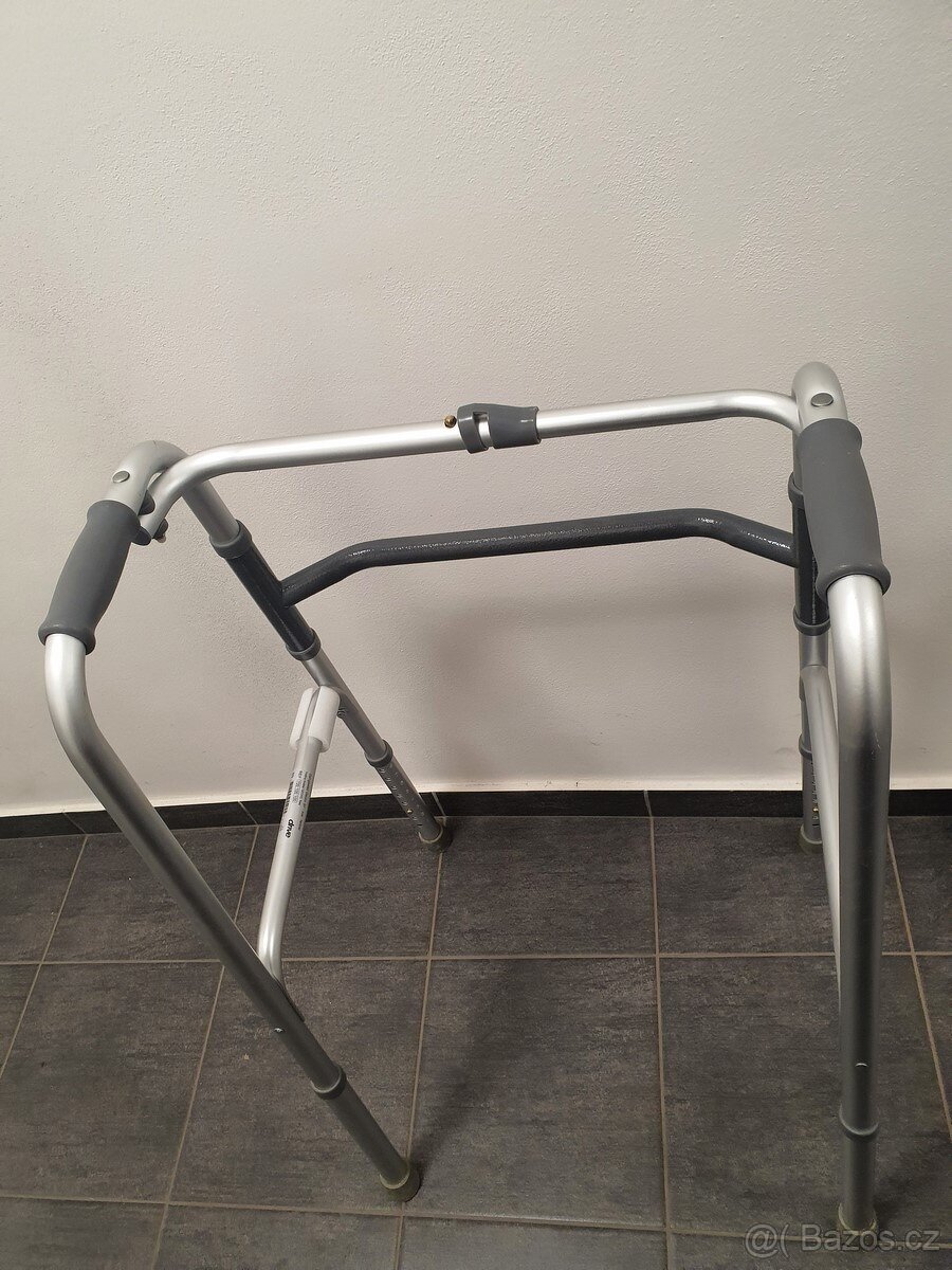 lehoučké hliníkové chodítko pro seniory - 2