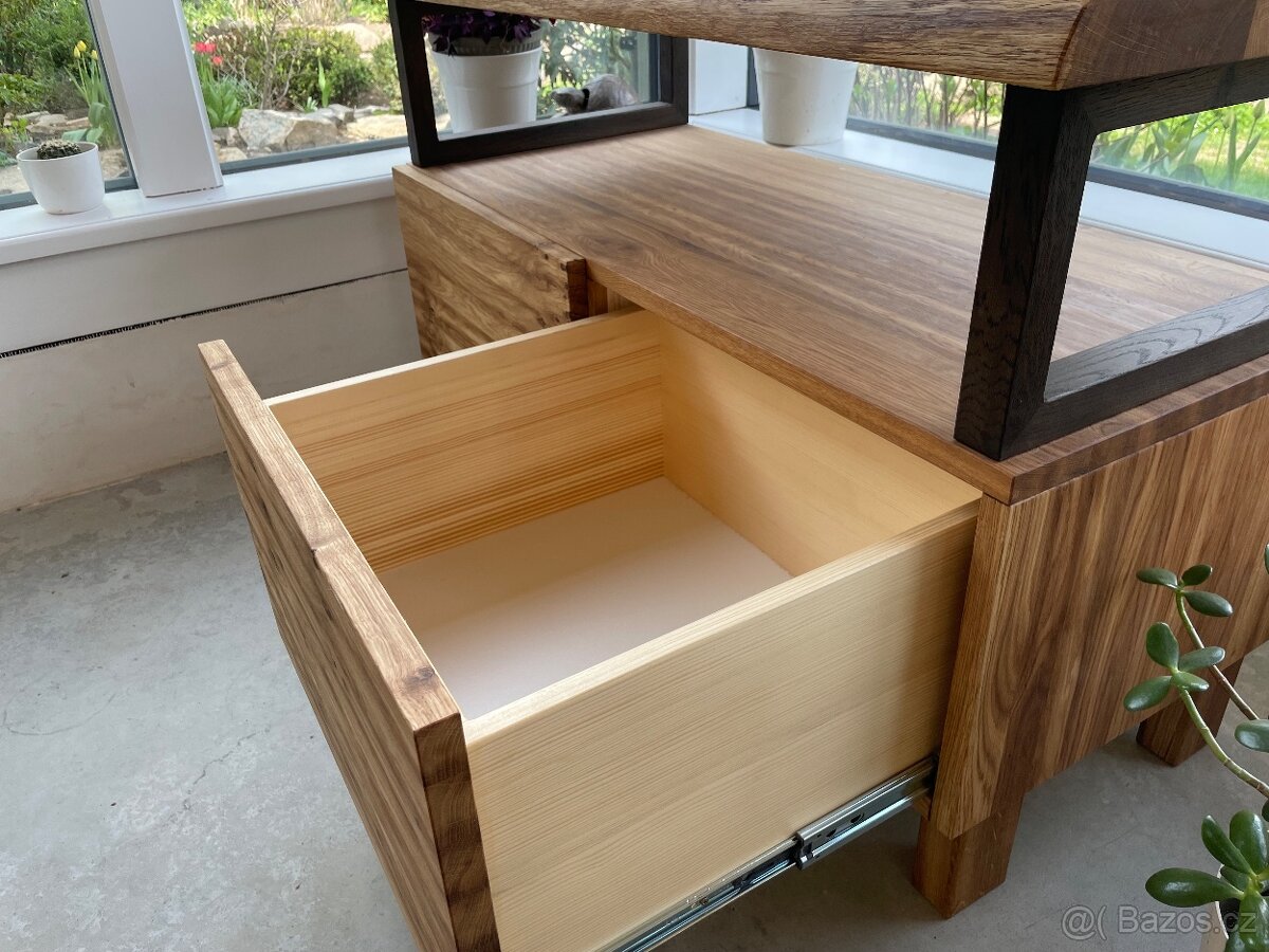 dubová umyvadlová skřínka z masivu - 2