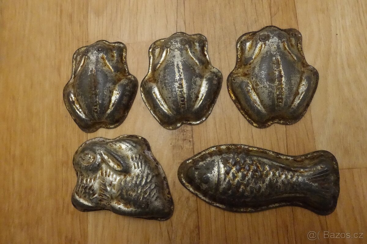 Velký konvolut starých kovových formiček – bábovičky, ryby.. - 2