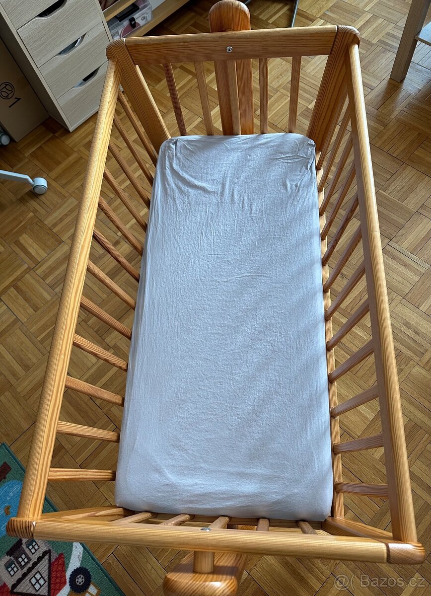 Dřevěná kolébka na kolečkách - 2