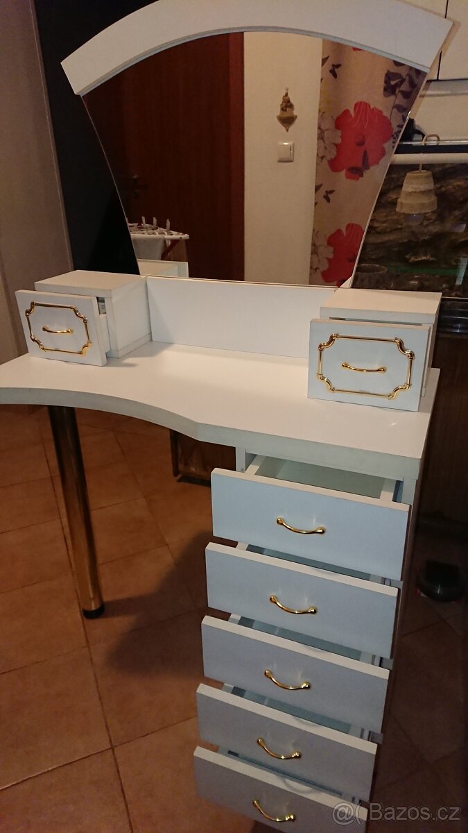 Kosmetický stolek - 2