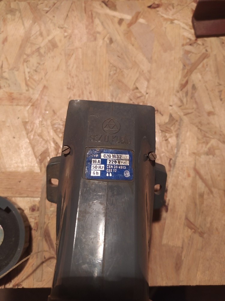 zásuvka 230V 16A na zeď - 2