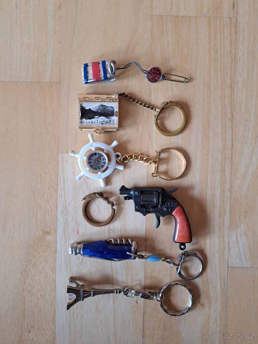 Retro klíčenky, přívěsky, ořezávátka,turistické známky - 2