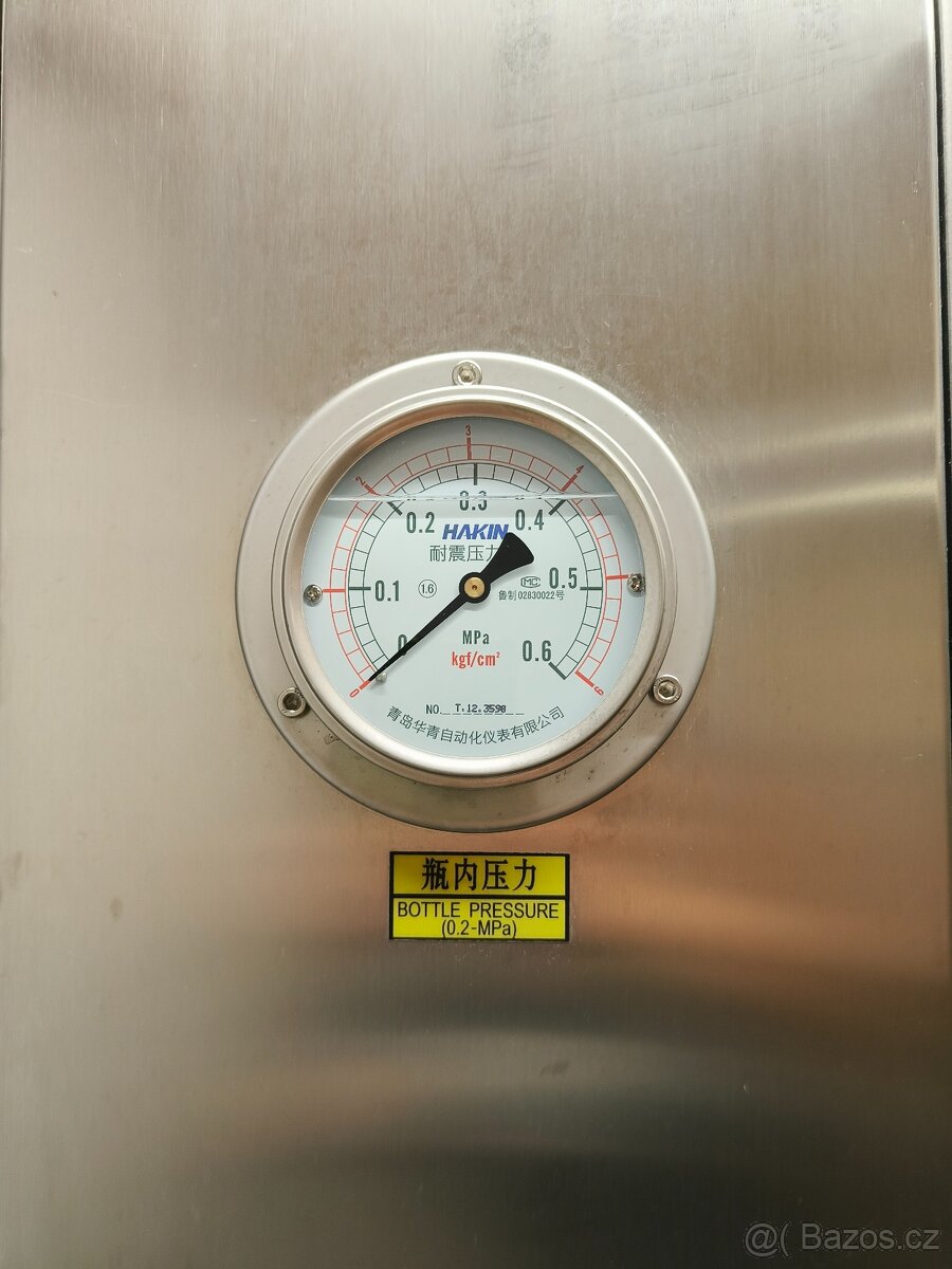 Poloautomatická stáčecí a zátkovací linka na lahve - 2