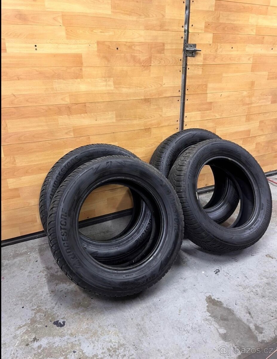 Zimní pneu 215/65/17 - 2