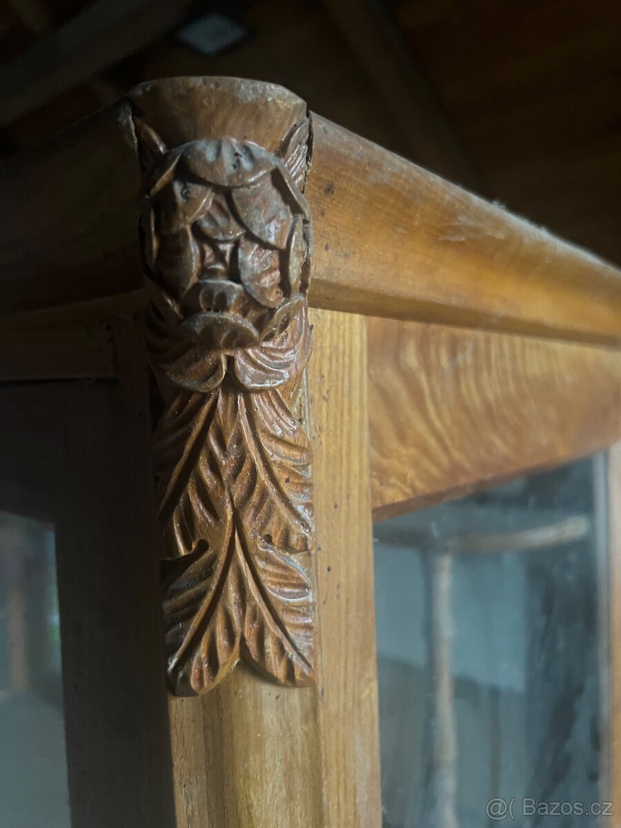 Prosklená starožitná vitrína - 2