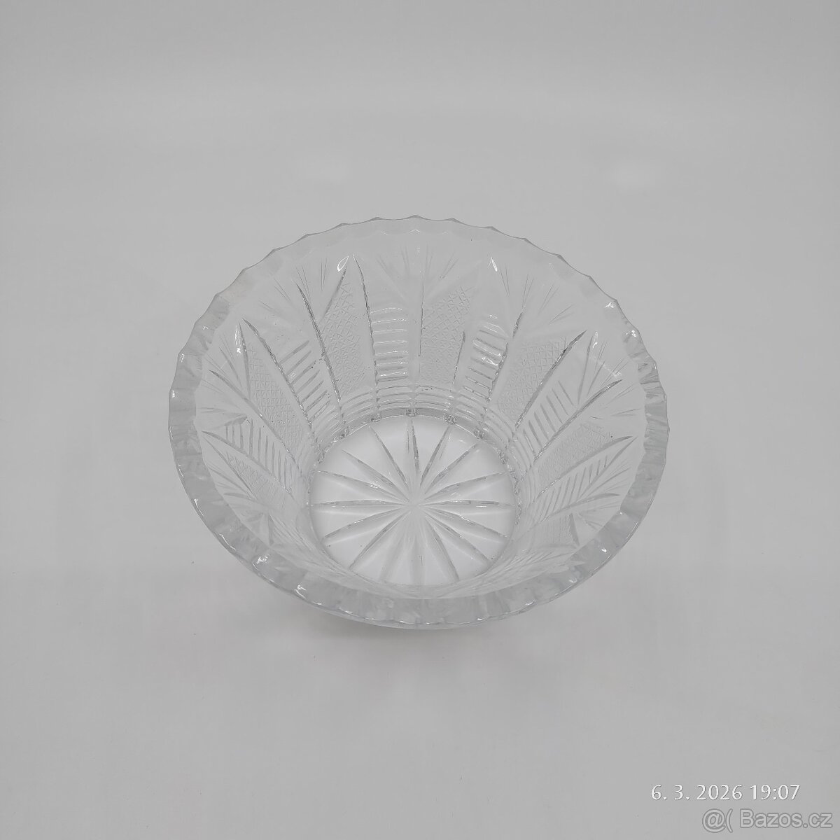 Malá broušená skleněná mísa - 2