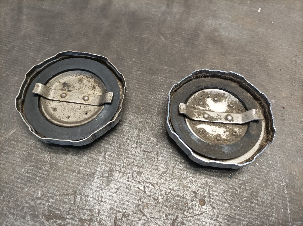 Víčka nádrže a kryt světla jawa, - 2