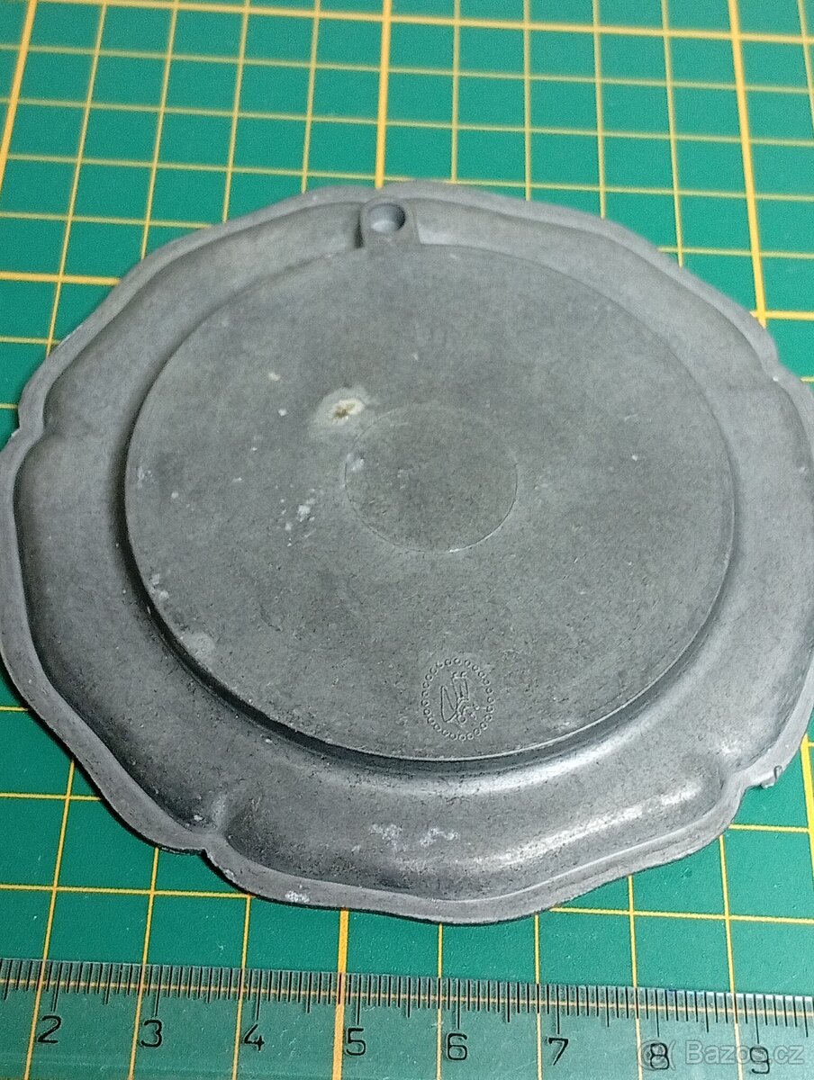 STAROŽITNÝ CÍNOVÝ TALÍŘEK - 2