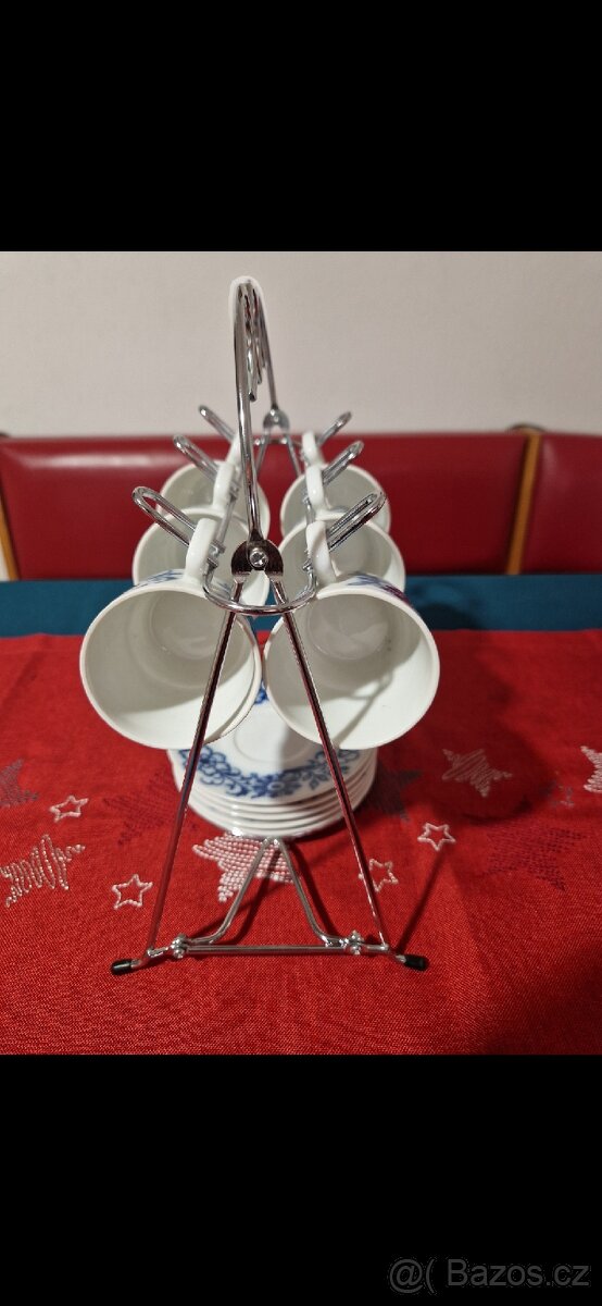 Šálky ve stojanu - 2