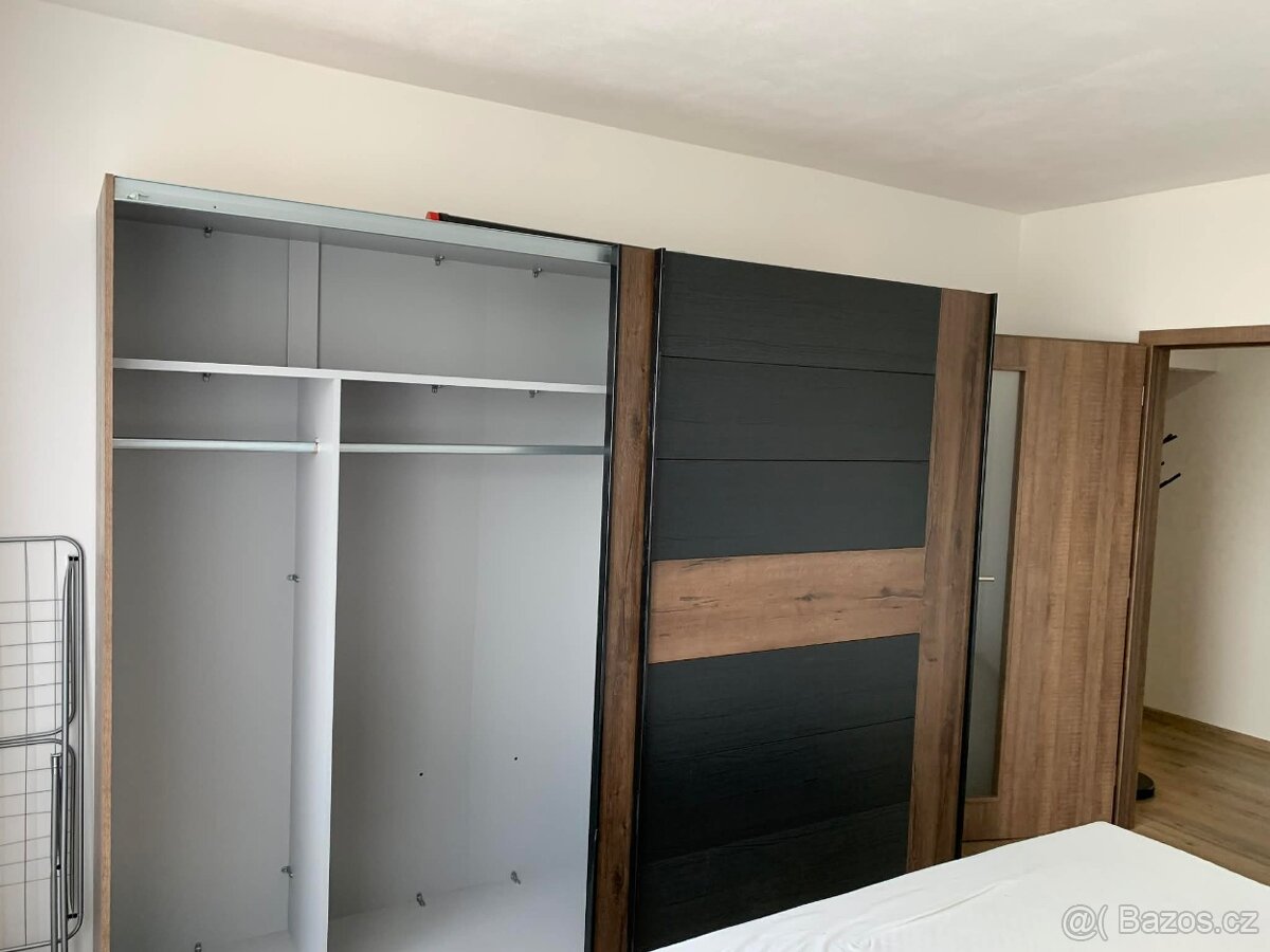 Šatní skříň - 2