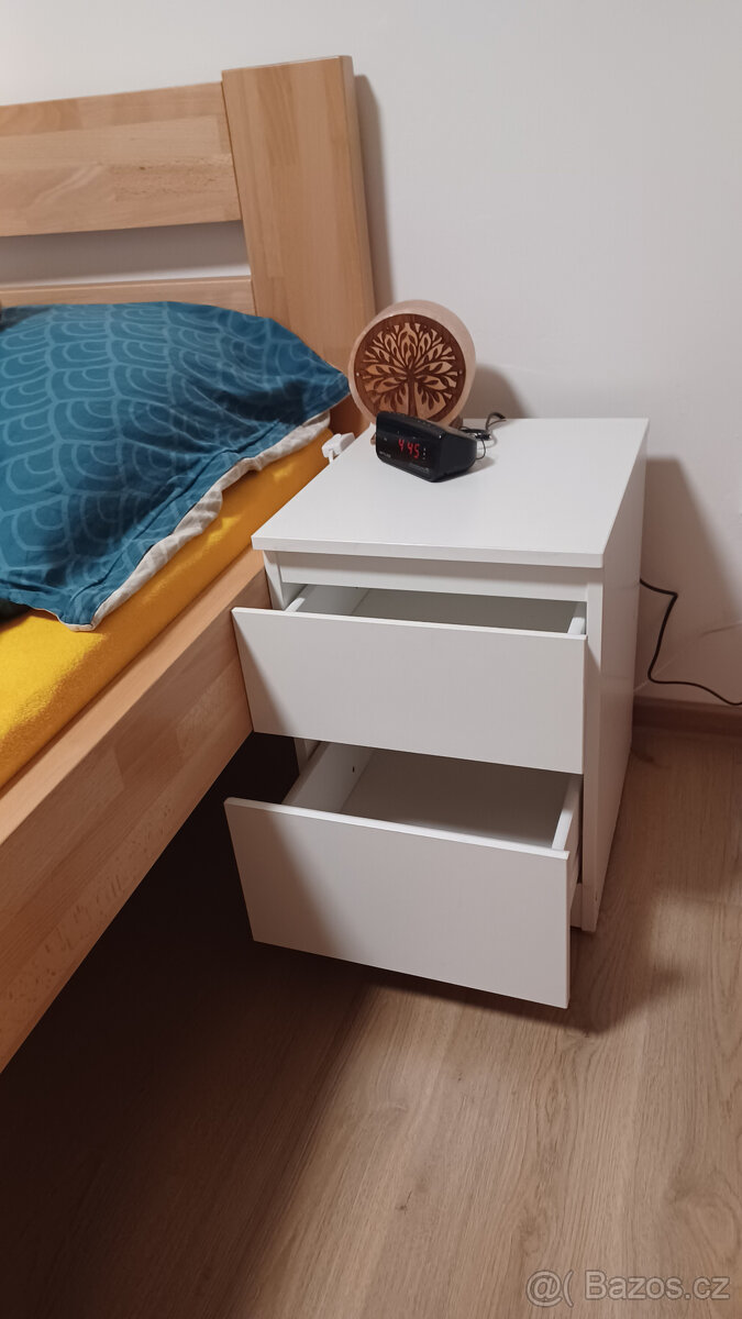 Bílý noční stolek - 2