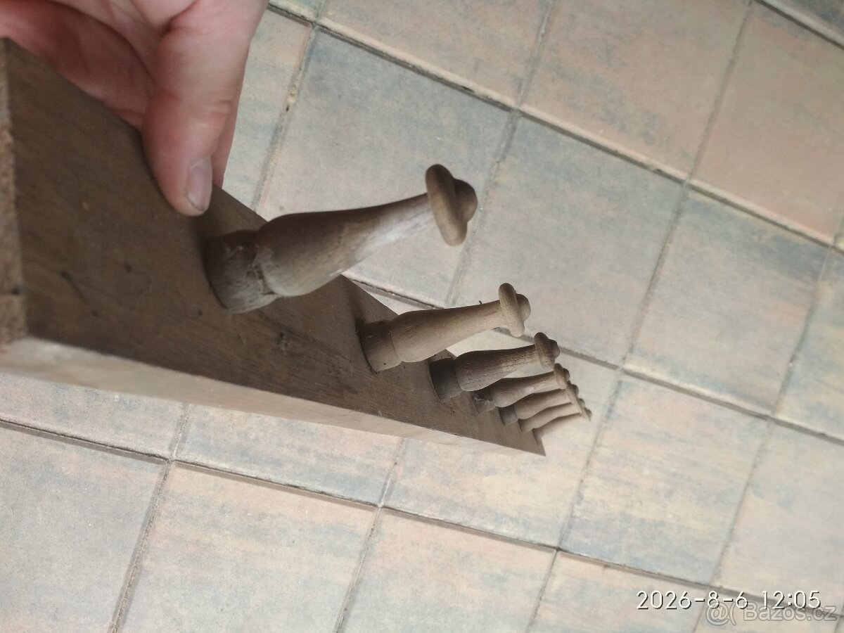 Starý dřevěný věšák - 2