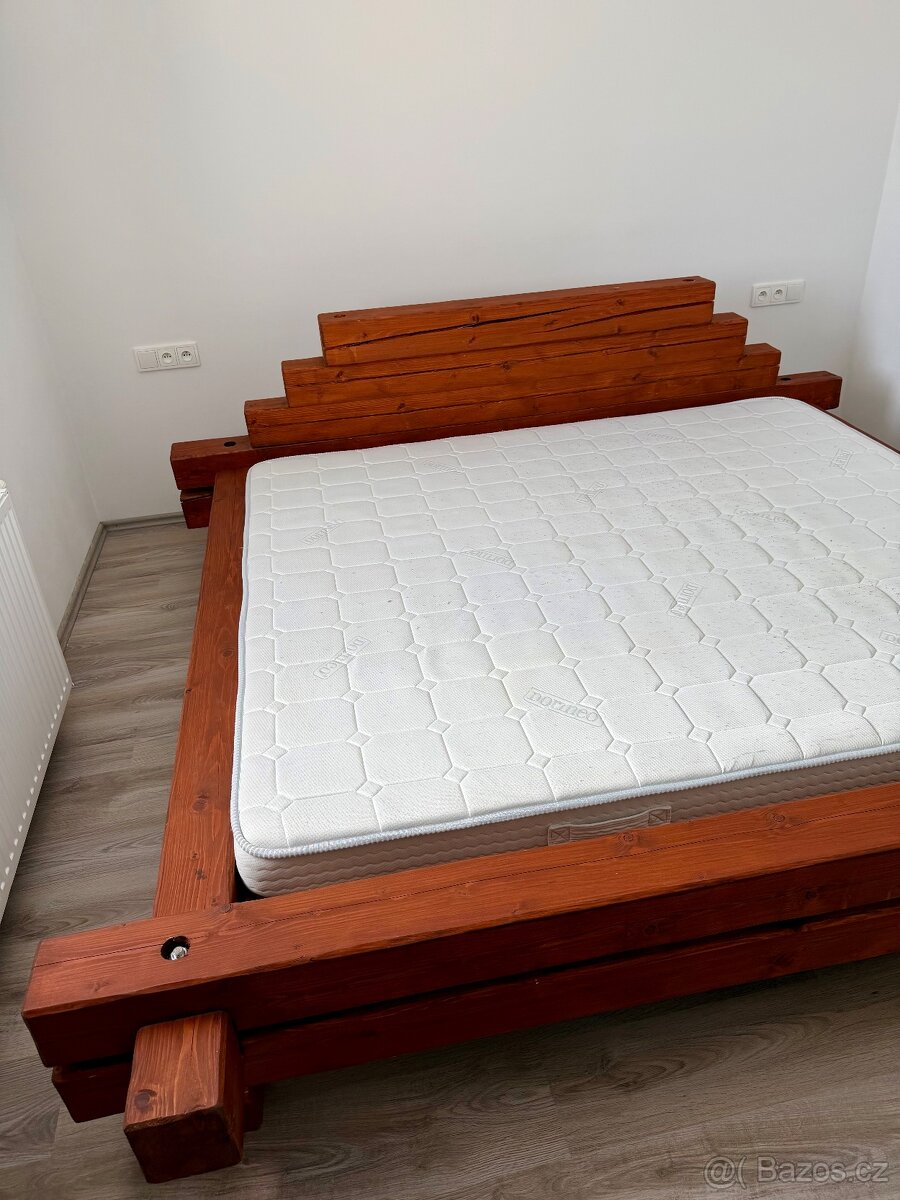 Masivní manželská postel - 2