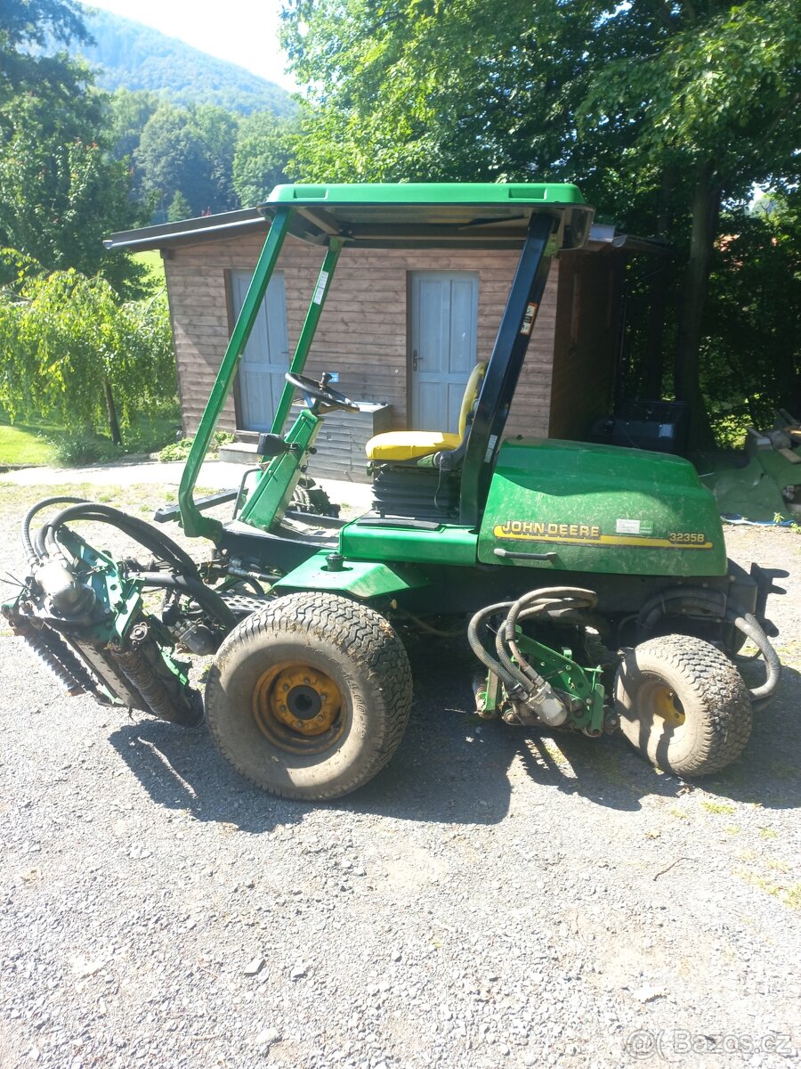 Vřetenová sekačka John Deere. - 2