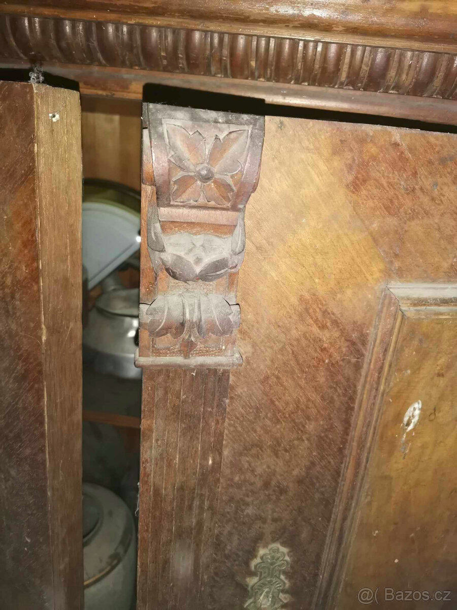 Starožitná skříň - 2