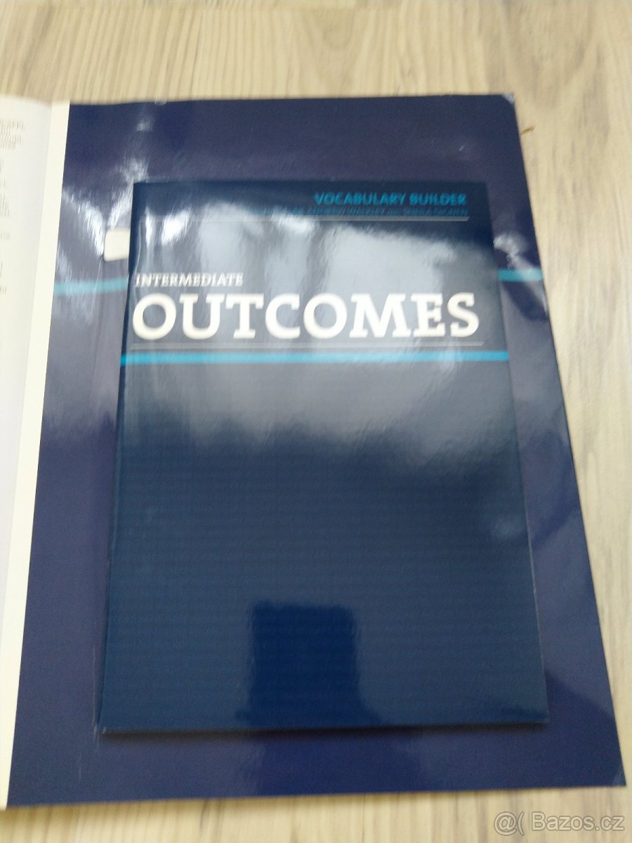 OUTCOMES INTERMEDIATE STUDENT´S BOOK +PINCODE + VOC. BUILDER - 2