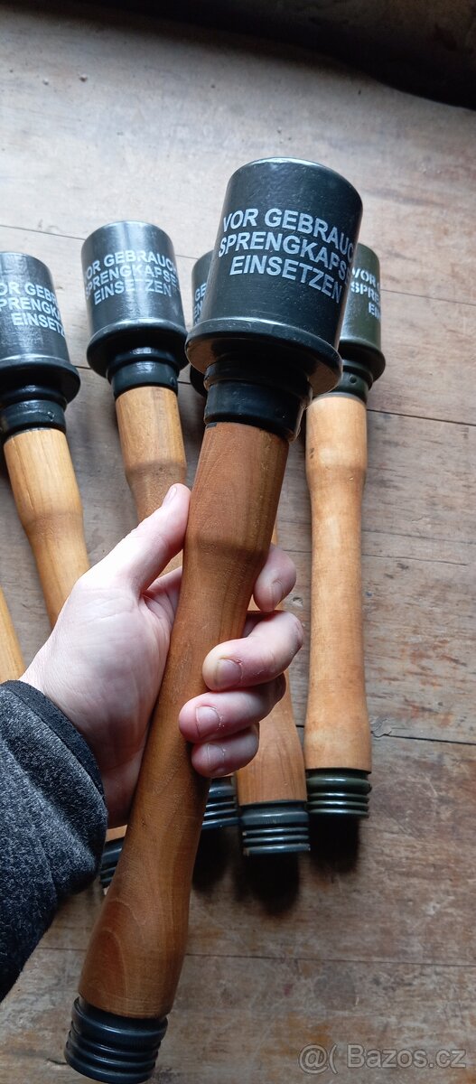 Replika - dřevěné granaáty. - 2