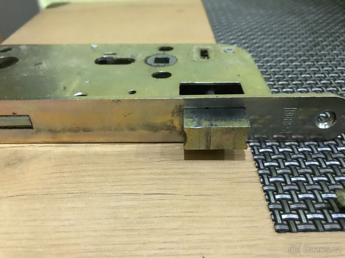 Vchodový zámek - 2