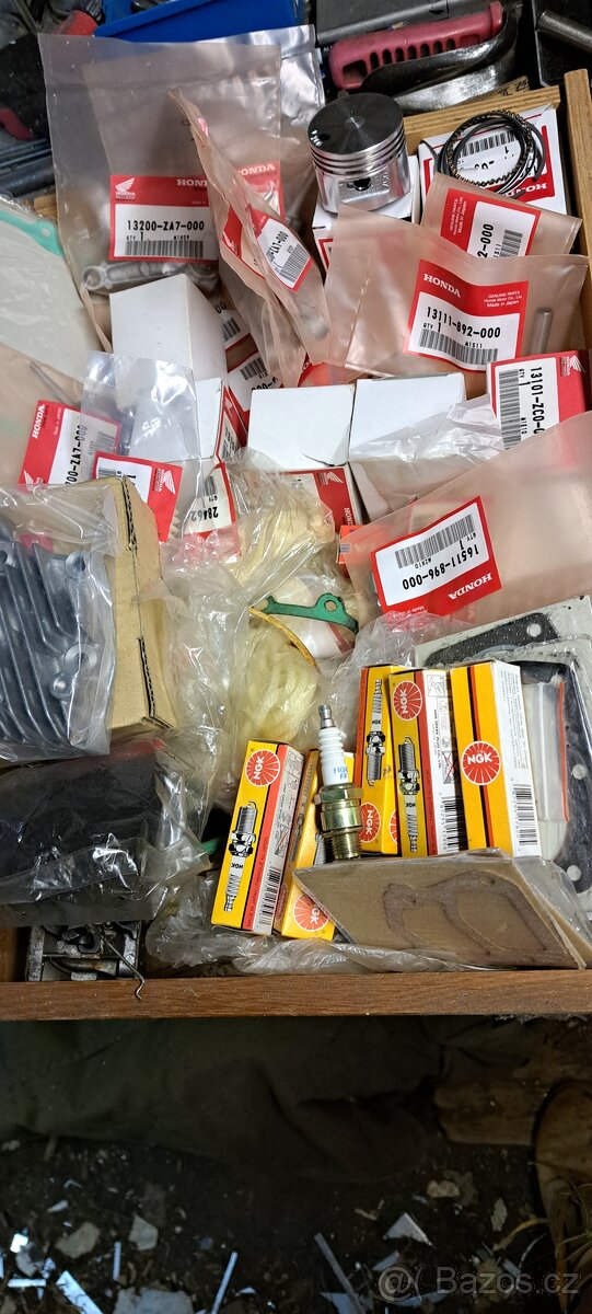 Prodám nahradni dily na elektrocentralu Honda. - 2