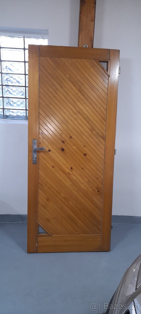 Dřevěné vchodové dveře pravé - 2