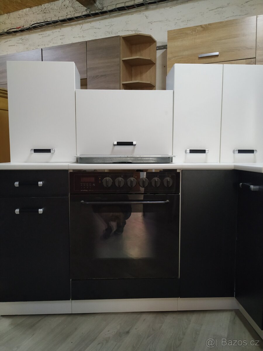 Černo-bílá kuchyňská linka - 2