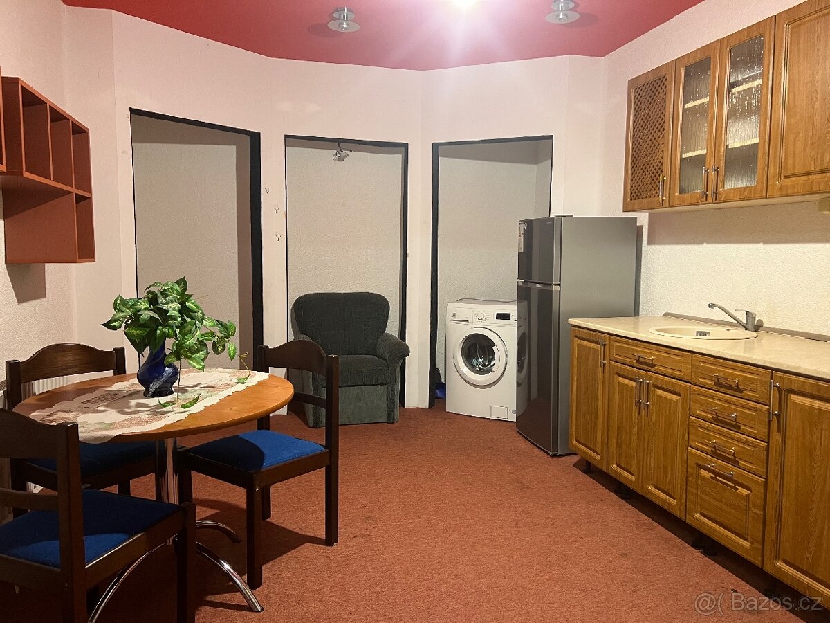 PRONÁJEM 2 + 1 v centru Holic - 2