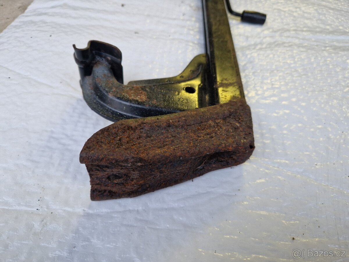 BMW e30 original zvedák - 2