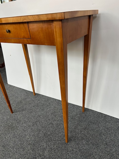 Stolek biedermeier v třešni. - 2