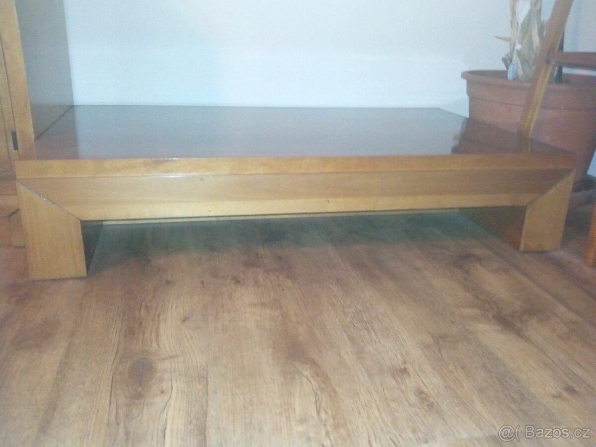 Stolek pod televizi. - 2