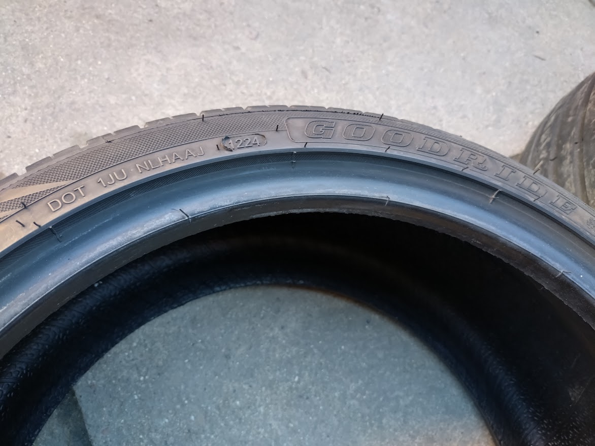 245/35 R18 - 2
