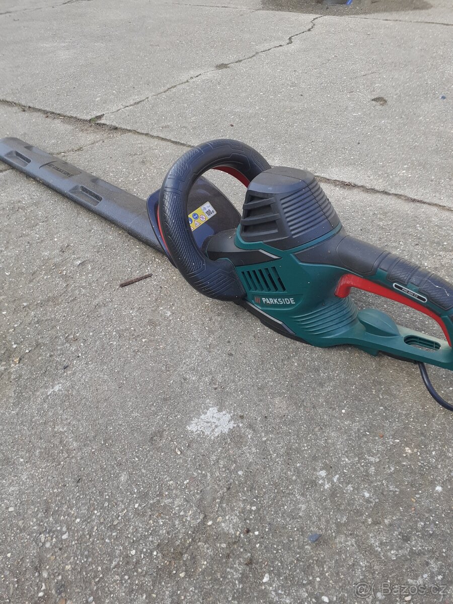 Elektrické nůžky na živý plot. - 2