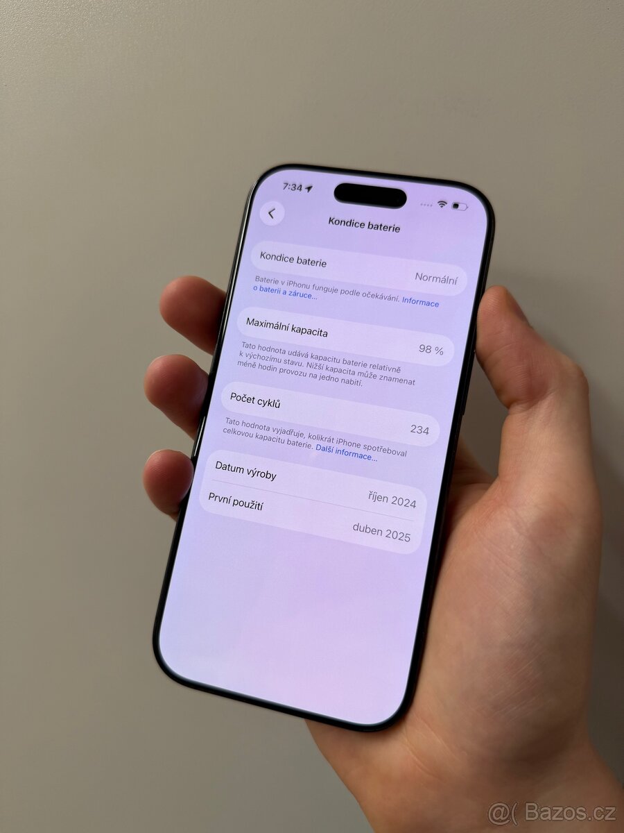 iPhone 16 Pro, baterie 98% - 2